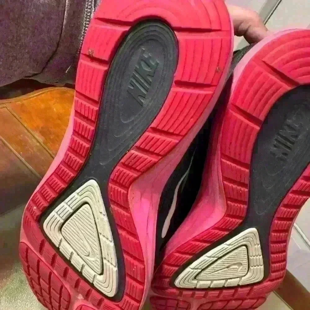 Used Women’s Nike Shoes Size 10